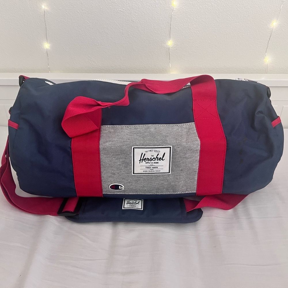 Herschel Supply Company Navy and Red Duffel Bag
Champion Colab